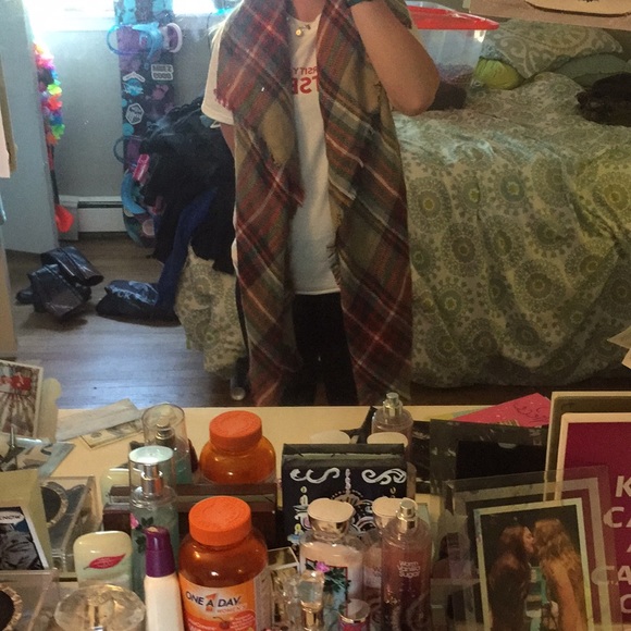Large, plaid winter fashion scarf - Picture 2 of 3